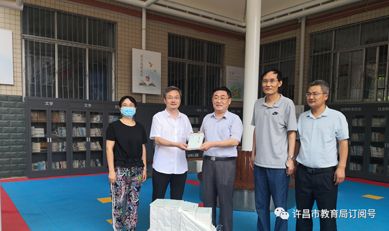 环球体育app在线登录：许昌市政协委员乔中彬一行到许昌市第七中学捐赠图书
