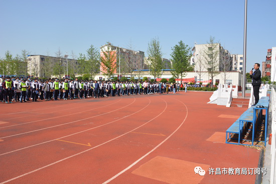 pg电子网站|许昌市第十二中学组织开展防震减灾应急演练活动(图2)