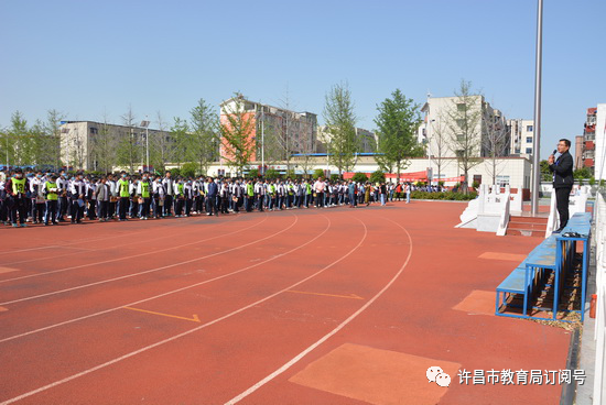 【im电竞官方网站】许昌市第十二中学组织开展防震减灾应急演练活动(图2)