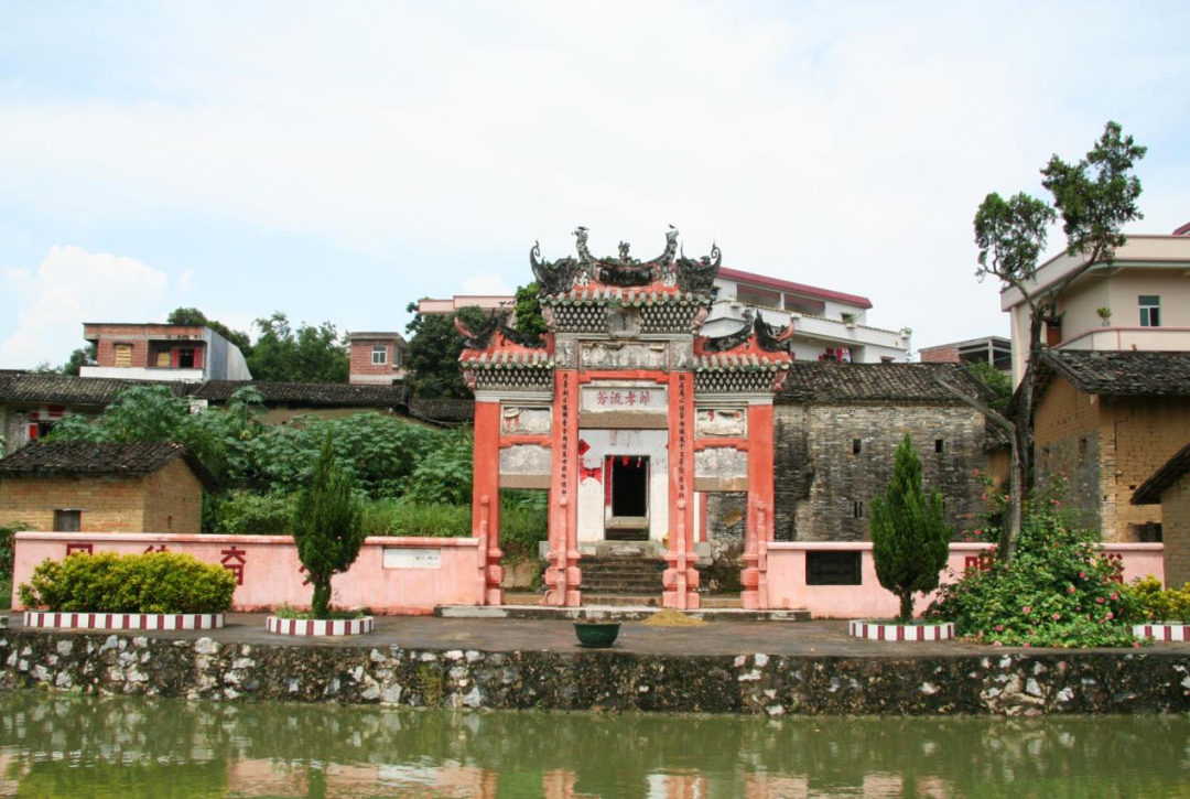 建于上世纪三十年代,为一幢四层高的欧美风格别墅建筑,也是罗定最早的