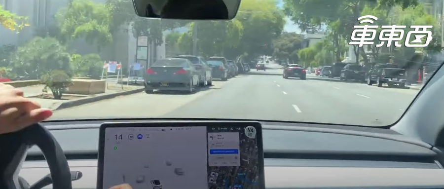 压线、逆行、无故左转，特斯拉最强FSD接连“翻车”