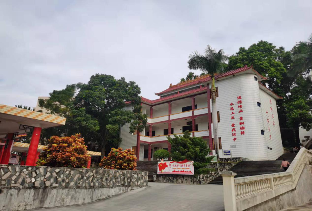 揭西县河婆中学创文明环境建美好校园