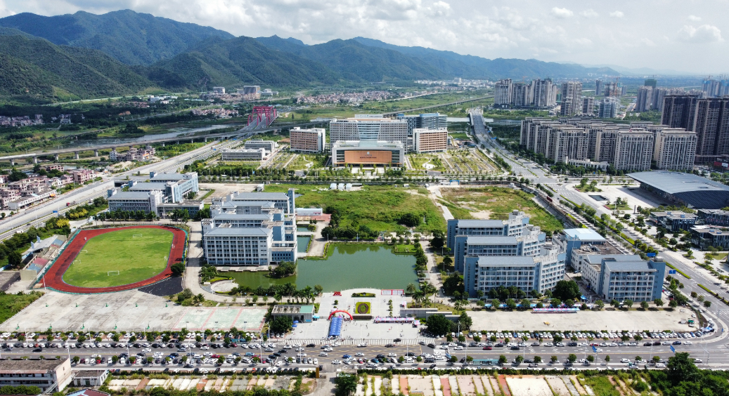 学校位于粤港澳大湾区的旅游名城肇庆,现有端州,鼎湖和新区三个校区