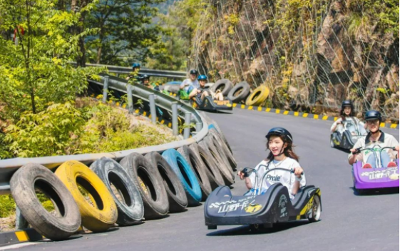 俨然滑滑梯结束,就到了山野卡丁的