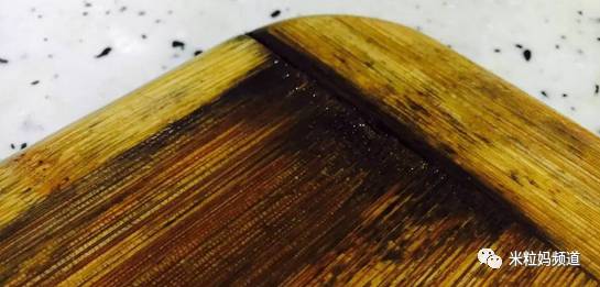 不到半年就发霉,这是之前米粒姥姥家发霉了的砧板▼ 发霉的砧板上