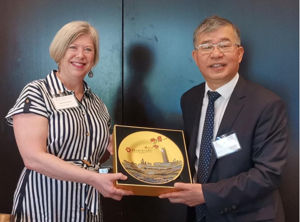 储士家与加中贸易理事会首席运营官举行工作会谈