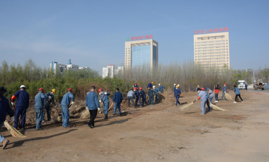 攜手美家園 共建凈園區(qū)——物產(chǎn)工投公司黨委、工會、團(tuán)支部聯(lián)合開展“慶‘五一’環(huán)境大整治”主題黨日、團(tuán)日活動