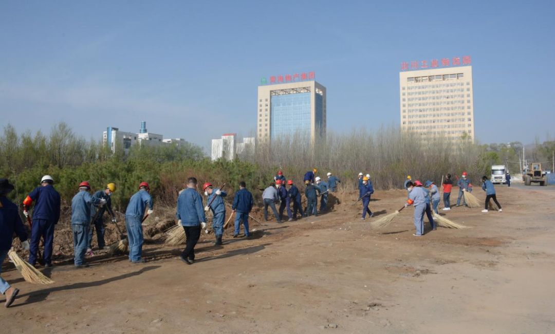 攜手美家園 共建凈園區(qū)——物產(chǎn)工投公司黨委、工會(huì)、團(tuán)支部聯(lián)合開(kāi)展“慶‘五一’環(huán)境大整治”主題黨日、團(tuán)日活動(dòng)