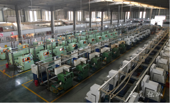 69692月21日,记者走进贵州丰达轴承有限公司生产车间看到,现场一