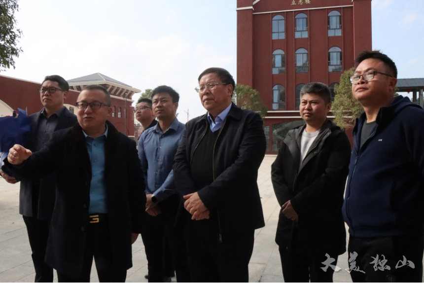 中国工程院院士殷跃平回母校独山二中与师生交流