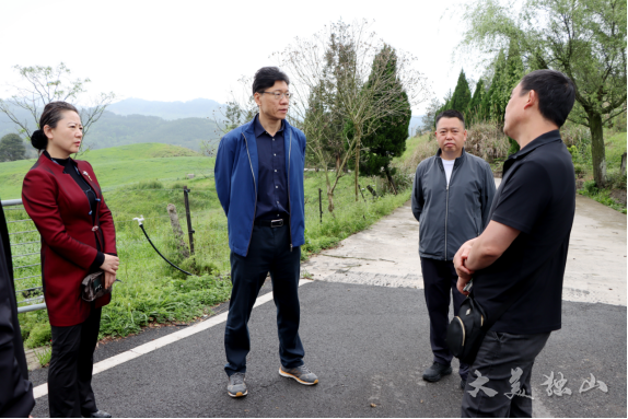 6969当天,调研组来到贵州省草地技术试验推广站独山基地,通过实地