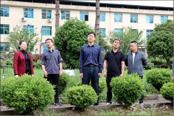 县委副书记,县委政法委书记周贵平,副县长张鑫,以及有关