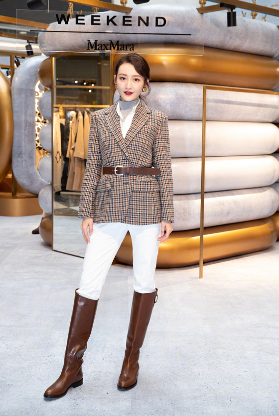 王鸥活动造型太帅气了!穿格纹骑士装搭长靴,身材比例真好-友友