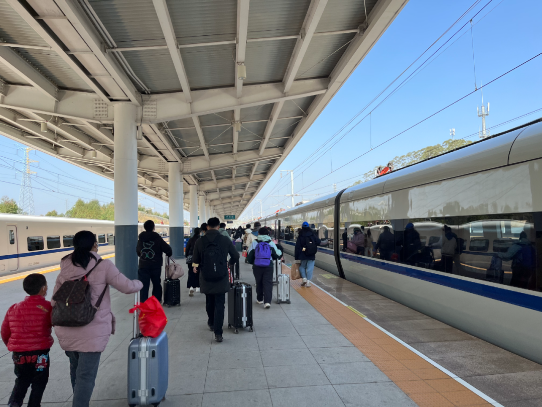 单日旅客吞吐量逾10000人次怀集高铁站迎来节后客流返程高峰