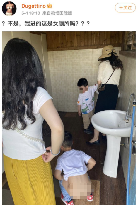 带儿子进女厕引众怒，是谁在纵容趴在女厕地板上偷看的男孩？