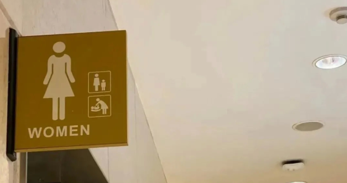 带儿子进女厕引众怒，是谁在纵容趴在女厕地板上偷看的男孩？