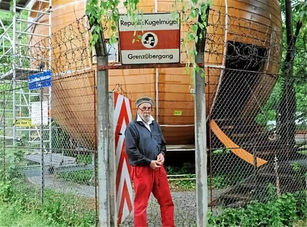 房子建成后他就立马向公众宣布成立"库格穆格尔共和国"为了建国这件事