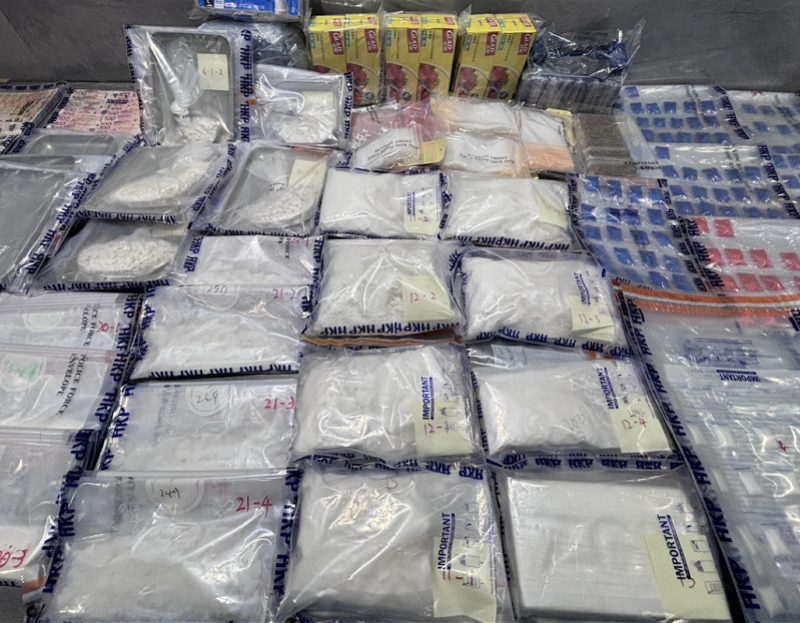 警方查获大量毒品和制毒工具。