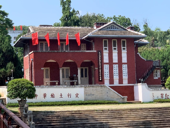 图1-芝山红楼图2-红军攻漳纪念碑图3-龙海区和睦老年公寓带队老师