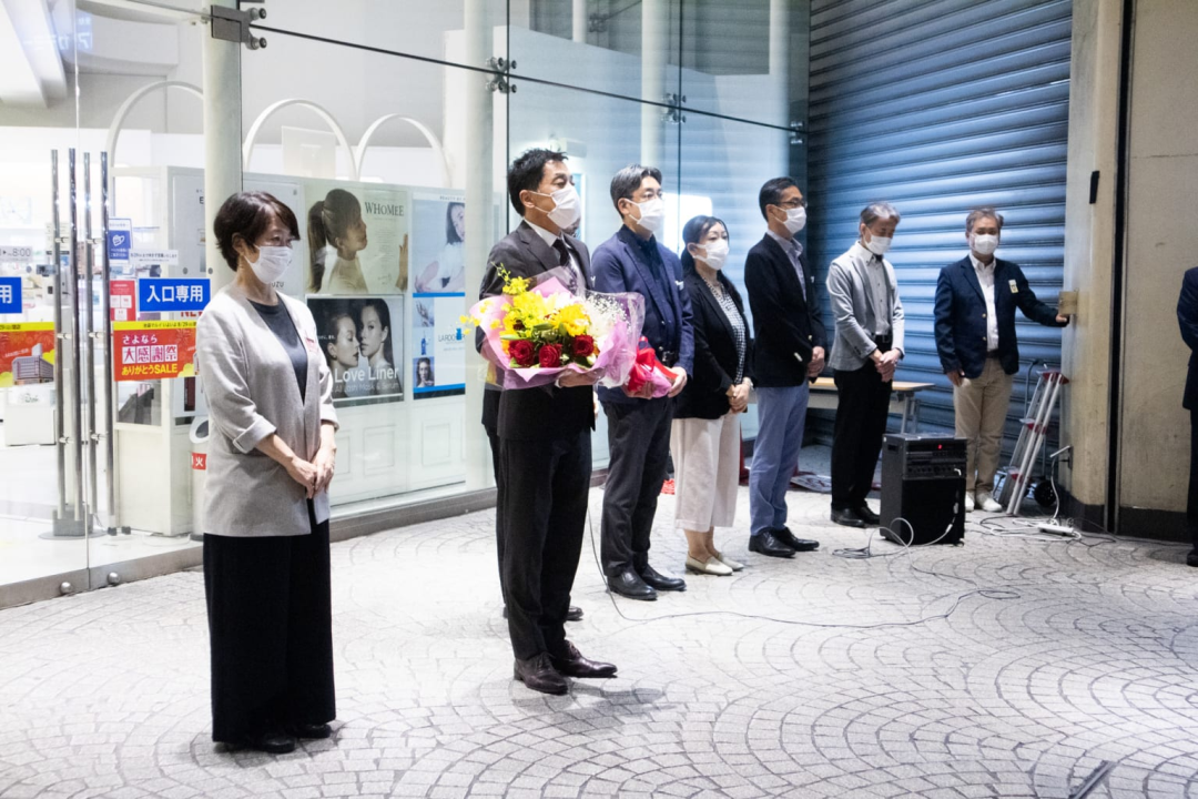 日本现大规模 倒闭潮 门店紧锁 员工鞠躬告别 场面凄凉 网友 苦的还是老百姓 Lnstagram优选 微信公众号文章 微小领