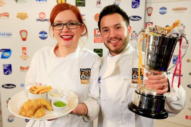 同学 英国国菜你吃过了吗 总有款炸鱼薯条适合你 萨里鹿游器