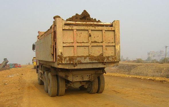 出租车由于工作的关系,所以马路上经常突然变道或者停车,在谴责这些不