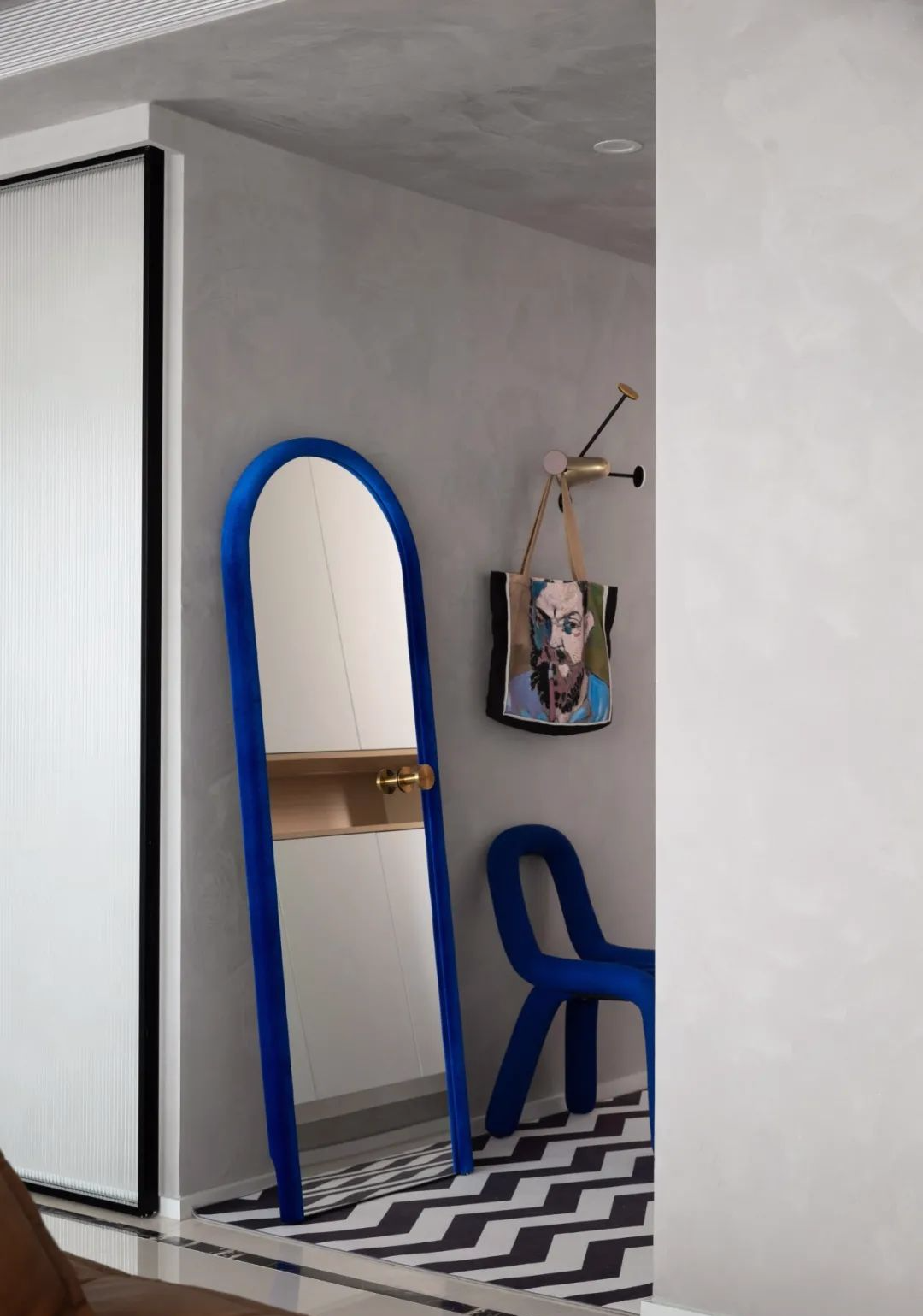 110㎡精装房改造，蓝色做为主题色，赋予了空间灵动艺术的气息