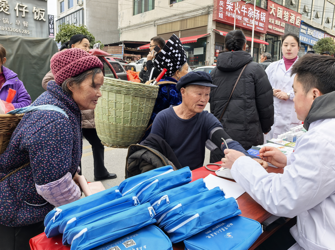 青春志愿赶大集！                                                                                                                     铜青声
