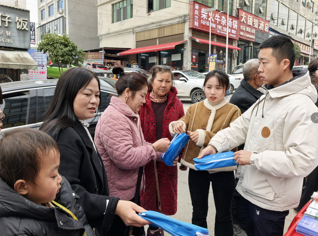 青春志愿赶大集！                                                                                                                     铜青声