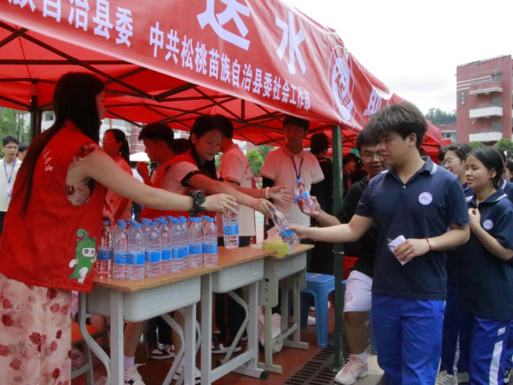 爱心助力·温情护航 | 铜仁共青团开展高考志愿服务活动