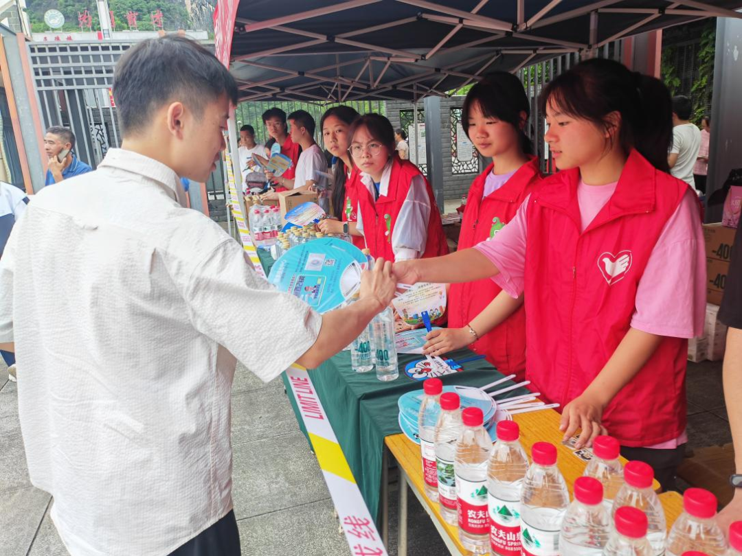 爱心助力·温情护航 | 铜仁共青团开展高考志愿服务活动