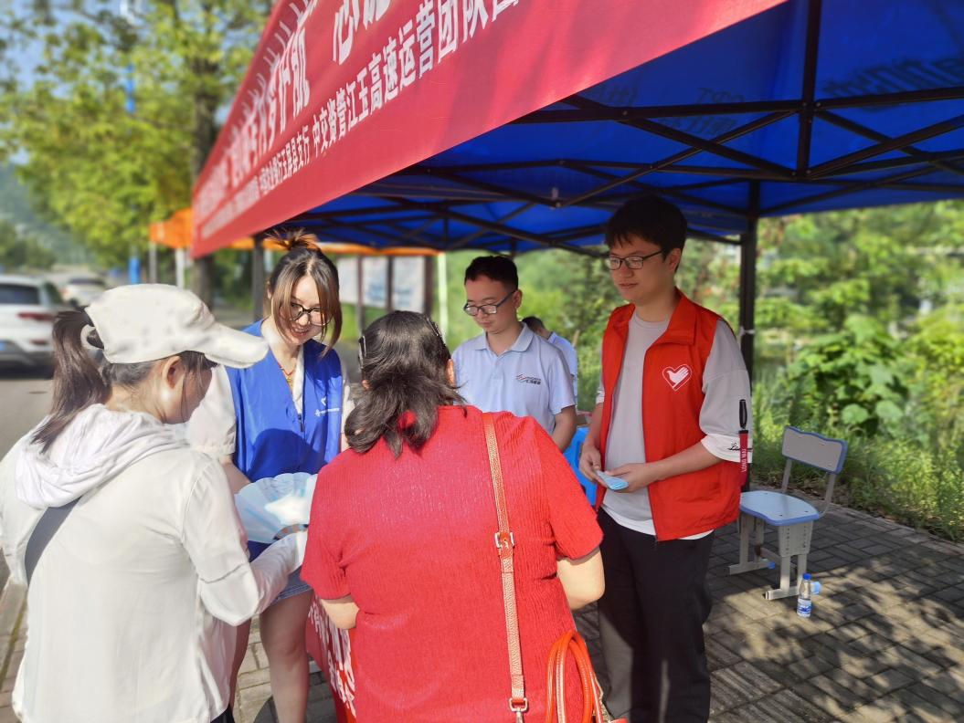 爱心助力·温情护航 | 铜仁共青团开展高考志愿服务活动