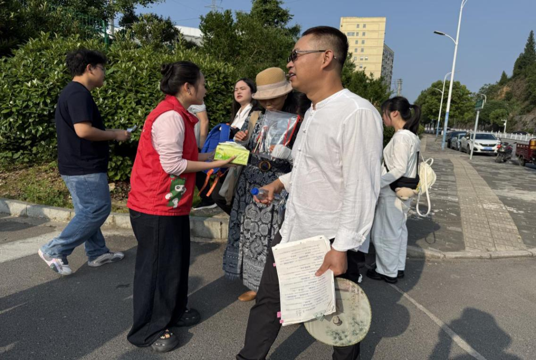 爱心助力·温情护航 | 铜仁共青团开展高考志愿服务活动
