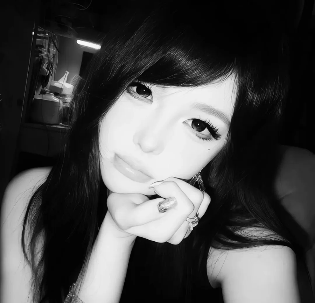 黑白女生头像