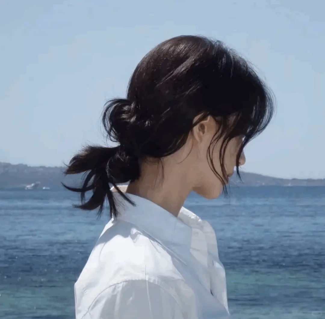 海边清冷侧脸女生头像