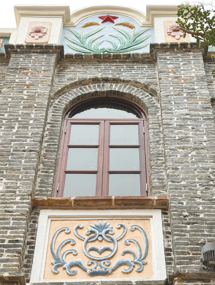 共和路上骑楼建筑的雕花。.png