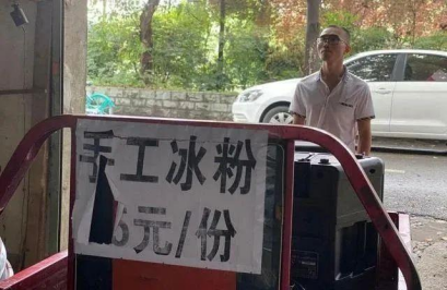 重庆本科生洗车引发巨大争议：不要看不起那个跪着赚钱的成年人….