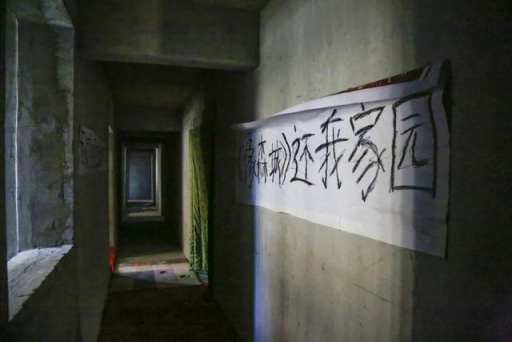 郑州5000人“流离失所”，住进烂尾楼王的他们，生活的坚强和心酸难以想象
