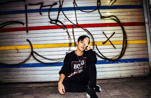 曾经抛出过这样的问题——有谁和我一样喜欢1m的 bongyoung park吗?