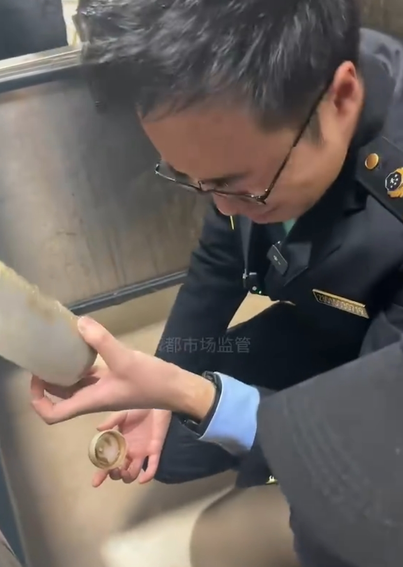 螺蛳粉居然有增臭剂，监管人员被熏出“痛苦面具”