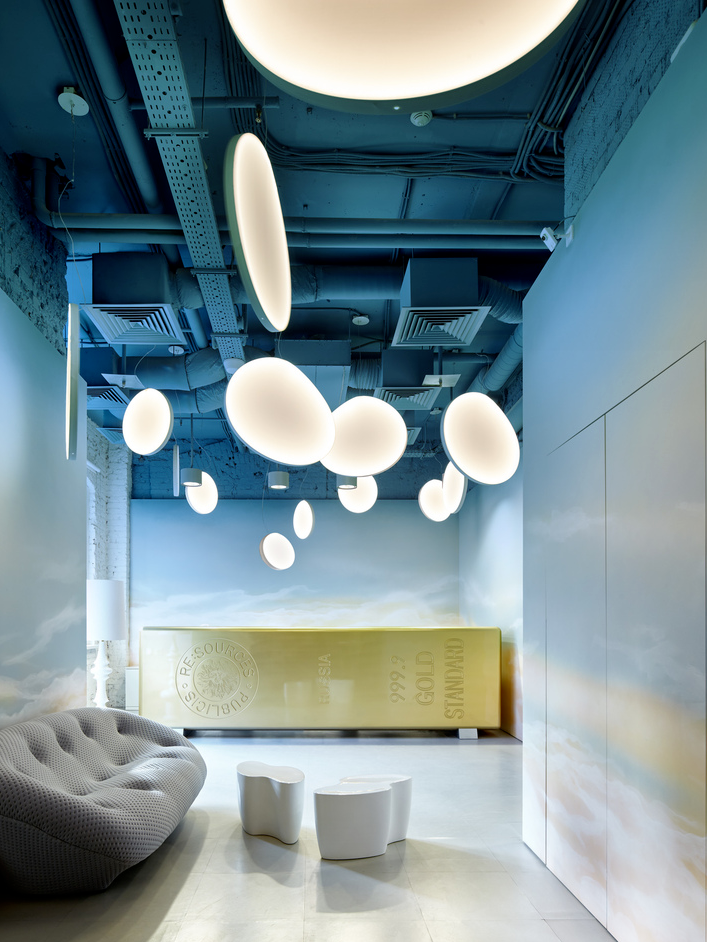 造型结合灯膜天花:石膏板吊顶与灯膜结合,在造型转折面,两种材质的