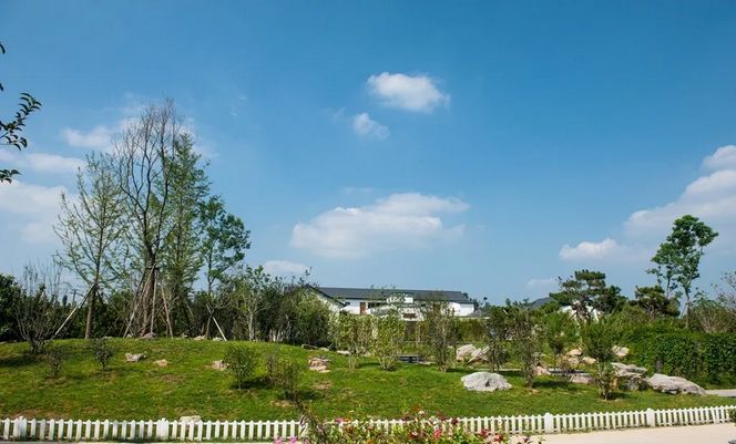 优河湾生态园地址:荥阳市贾峪镇新田城内农夫乐园是贾峪镇洞林湖