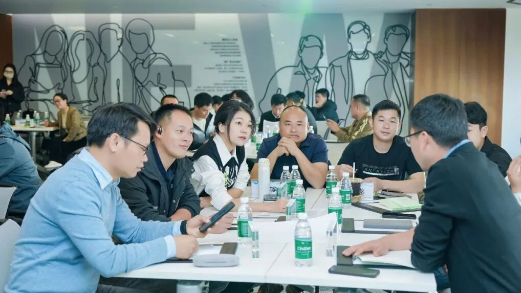 学员们互相交流探讨