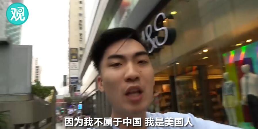 在遊戲圈有千萬粉絲的亞裔屁孩到香港拍辱華視頻，嘗試證明「我不是中國人，別再叫我滾回中國了」。-微信上的中國