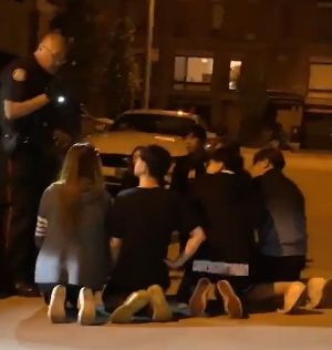 中国留学生聚众伤人，结果在警察面前，跪成了一圈！（组图） - 1