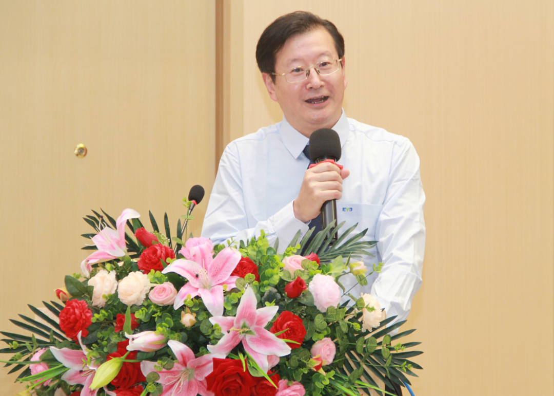 爱尔眼科医院集团湖北省区副总院长张虹教授致欢迎辞,欢迎李拓教授