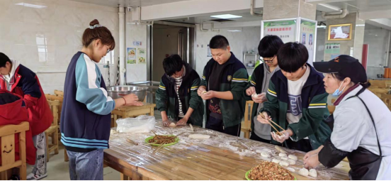 劳动教育伴我成长——淮阳区羲城中学龙源部举行劳动教育主题活动