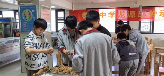 劳动教育伴我成长——淮阳区羲城中学龙源部举行劳动教育主题活动