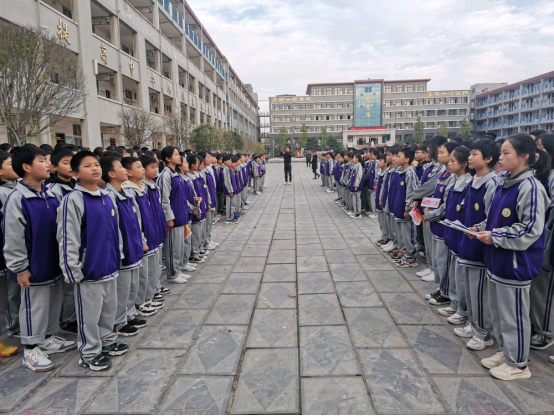 淮阳区羲城中学启航部举行“唱响国歌、唱亮队歌”比赛