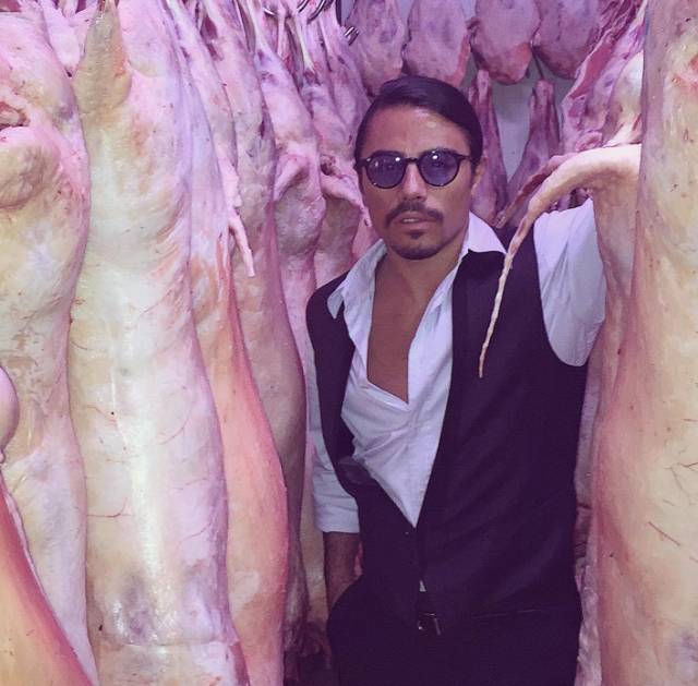 出众,你那忧郁的眼神,唏嘘的胡渣子,神乎其技的刀法,还有那杯drymart